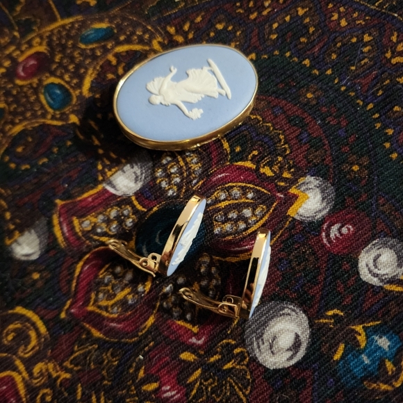 Wedgwood set Vintage brooch and clip on earrings - Picture 8 of 9